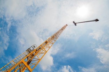 Mavi gökyüzü üzerinde inşaat vinçleri