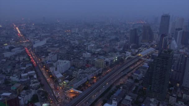Opstopping in bangkok stad bij nacht — Stockvideo
