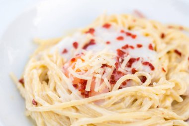 Spagetti carbonara sarısı ile