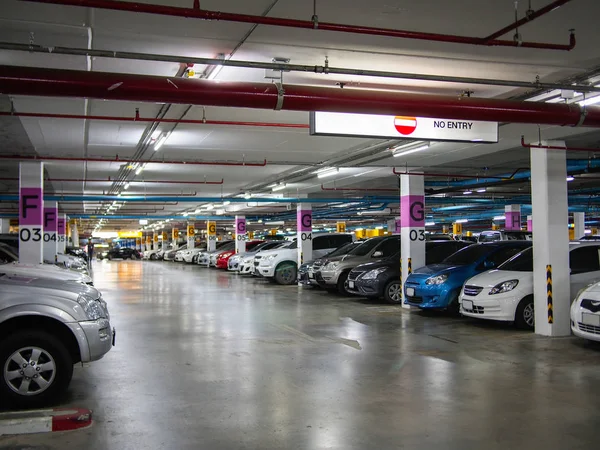 Estacionamiento subterráneo —  Fotos de Stock