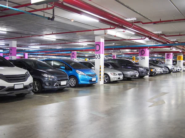 Ondergrondse parkeerplaats — Stockfoto