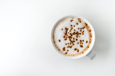 cappucino bardak beyaz zemin üzerine