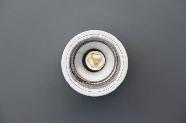 gri tavan tavan ışık