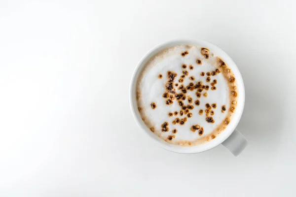 Cappuccino-Tasse auf weißem Hintergrund — Stockfoto