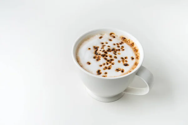 Cappuccino-Tasse auf weißem Hintergrund — Stockfoto