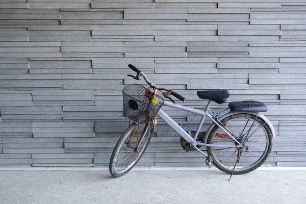 Bicicleta encostada à parede de pedra — Fotografia de Stock