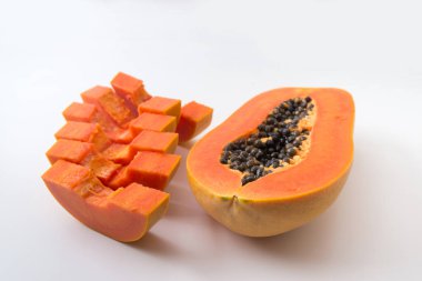 Papaya beyaz arka planda izole edilmiş