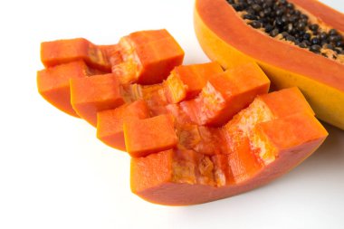 Papaya beyaz arka planda izole edilmiş