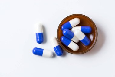 beyaz izole kapsül hap