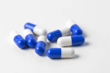 beyaz izole kapsül hap