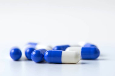 beyaz izole kapsül hap