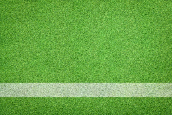 Белая полоса на футбольном поле — стоковое фото