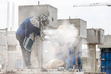 İnşaat İşçileri taşlama