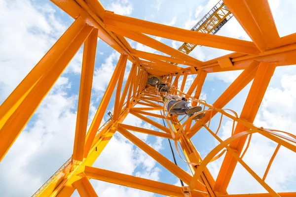 Worker working on the construction crane — Stock Photo, Image