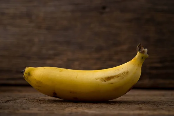 Reife Bananen auf Holztisch — Stockfoto