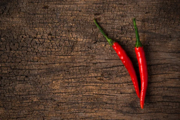 Röd varm chili paprika på en träskiva — Stockfoto