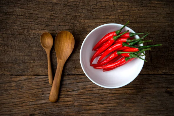 Röd varm chili paprika på en träskiva — Stockfoto