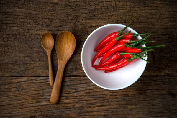 Peperoncino rosso piccante su una tavola di legno — Foto Stock