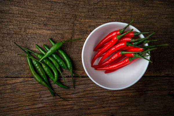 Hot chili peppers na dřevěném prkénku — Stock fotografie