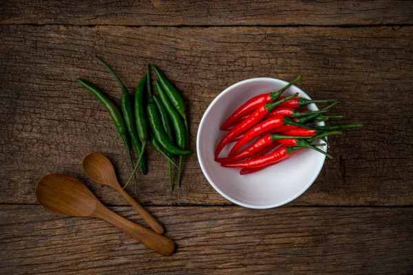 Hot Red Hot chili peppers na płycie — Zdjęcie stockowe
