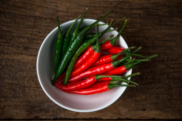 Chiles picantes en una tabla de madera —  Fotos de Stock