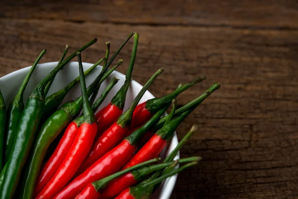 Hot chili peppers na dřevěném prkénku — Stock fotografie