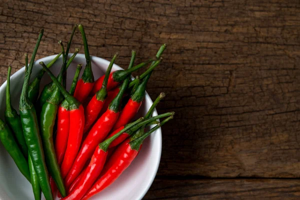 Chiles picantes en una tabla de madera — Foto de Stock