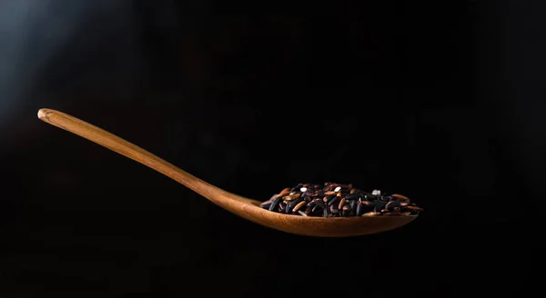 Bacca di riso in cucchiaio di legno — Foto Stock