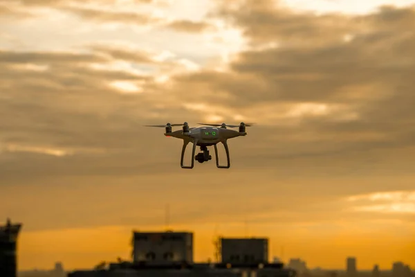 Repülő drone Twilight — Stock Fotó