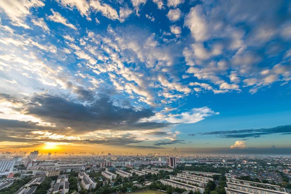 Stadt bei Sonnenuntergang — Stockfoto