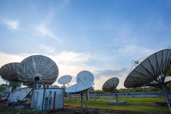 Satelliet schotel-antennes — Stockfoto