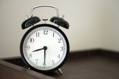 Yatak yan masada çalar saat