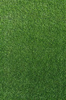 dağınık bir battaniye yatak var