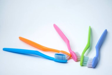 beyaz izole renkli diş fırçaları
