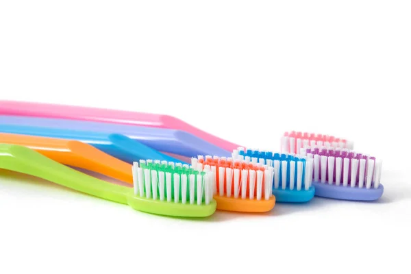 Escovas de dentes coloridas no fundo branco — Fotografia de Stock