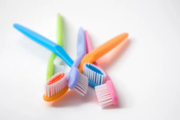 Cepillos de dientes de colores sobre fondo blanco — Foto de Stock