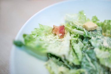 Sezar salatası parmesan peyniri ile