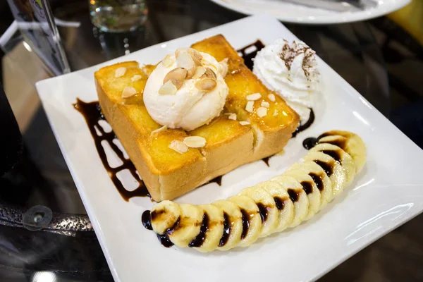 Gaufre à la banane avec crème glacée — Photo