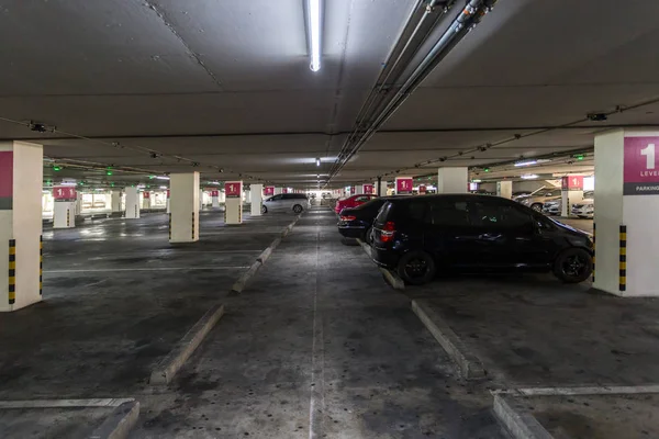 Estacionamento do carro shopping interior — Fotografia de Stock