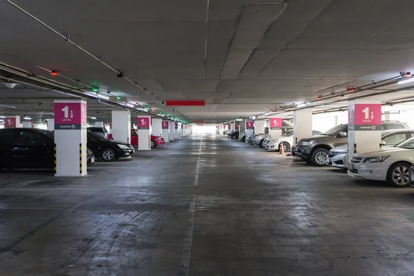 Estacionamento do carro shopping interior — Fotografia de Stock