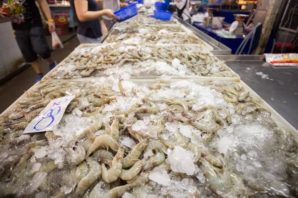 Crevettes fraîches sur le marché — Photo