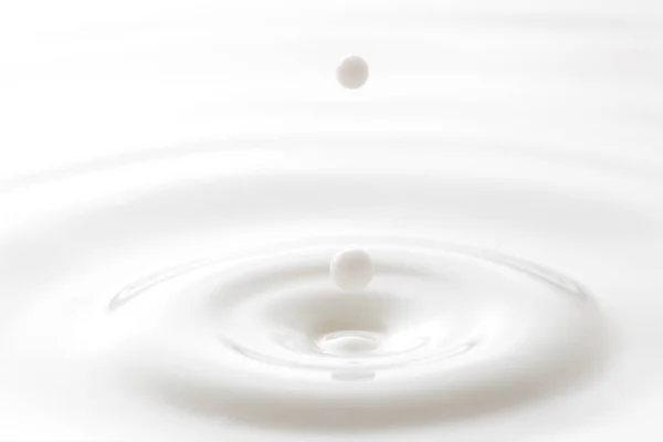 Gota de leite com ondulações — Fotografia de Stock