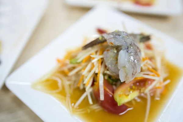 Papaya salade met verse garnalen — Stockfoto