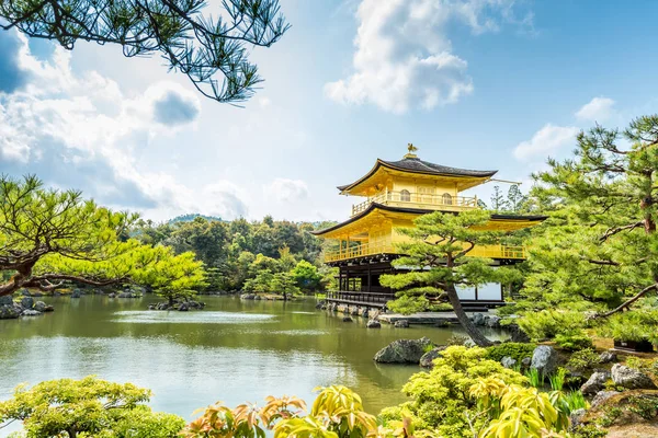 Het platform Kinkakuji tempel (de gouden paviljoen) in Kyoto, — Stockfoto