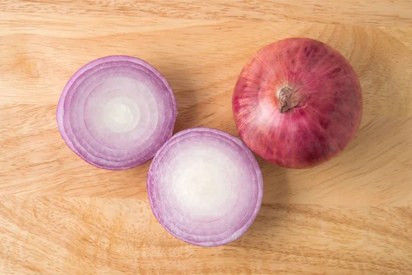 Cebola vermelha na tábua de cortar — Fotografia de Stock