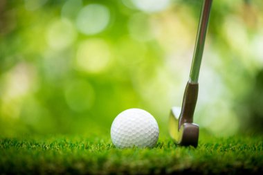 Golf topu ve yeşil atıcı