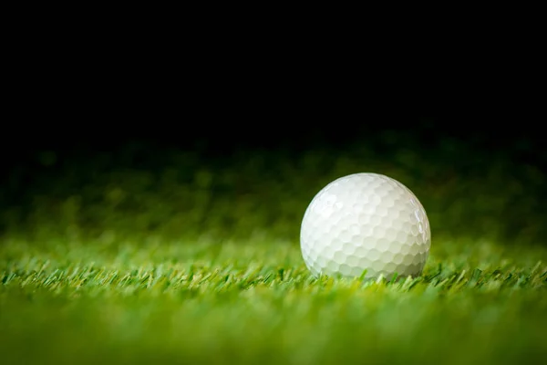 Pallina da golf sul fairway — Foto Stock