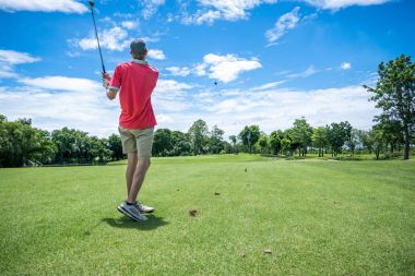 Golf Golf golf kulübü ile fairway üzerinde oynamak