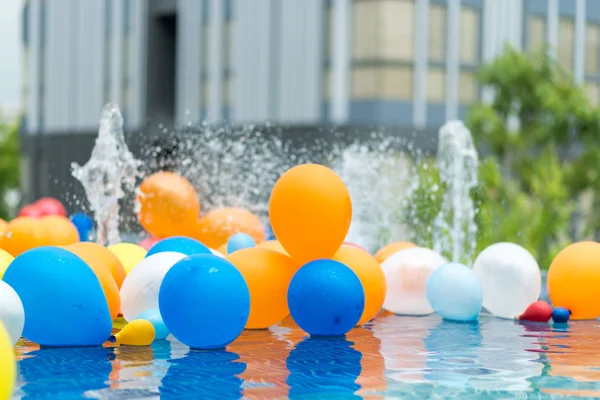 Luftballons in einem Pool — Stockfoto