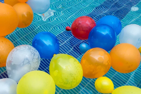 Ballonger i en pool — Stockfoto